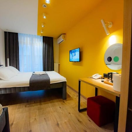 Hotel 4 Llulla Pristina Exteriör bild