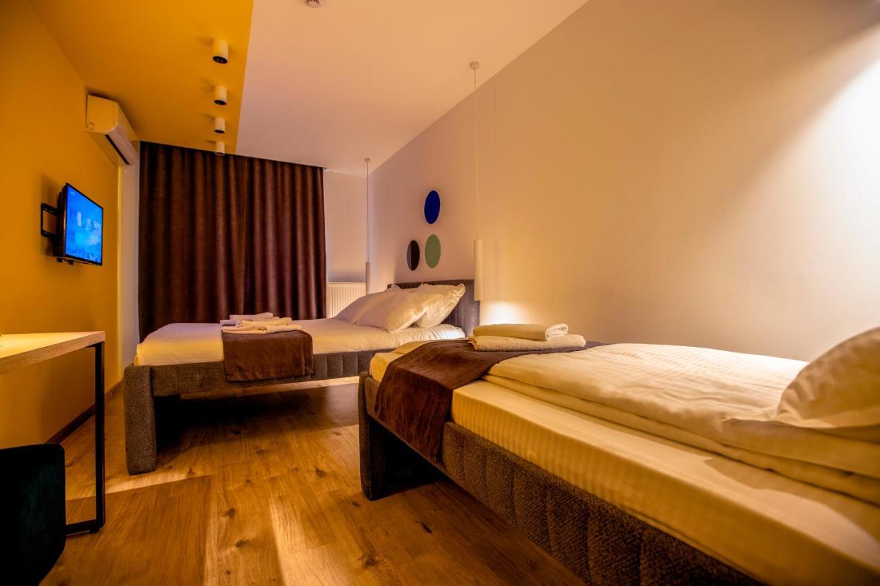 Hotel 4 Llulla Pristina Exteriör bild