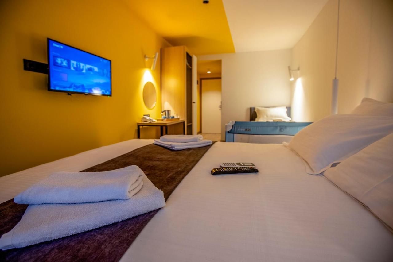 Hotel 4 Llulla Pristina Exteriör bild