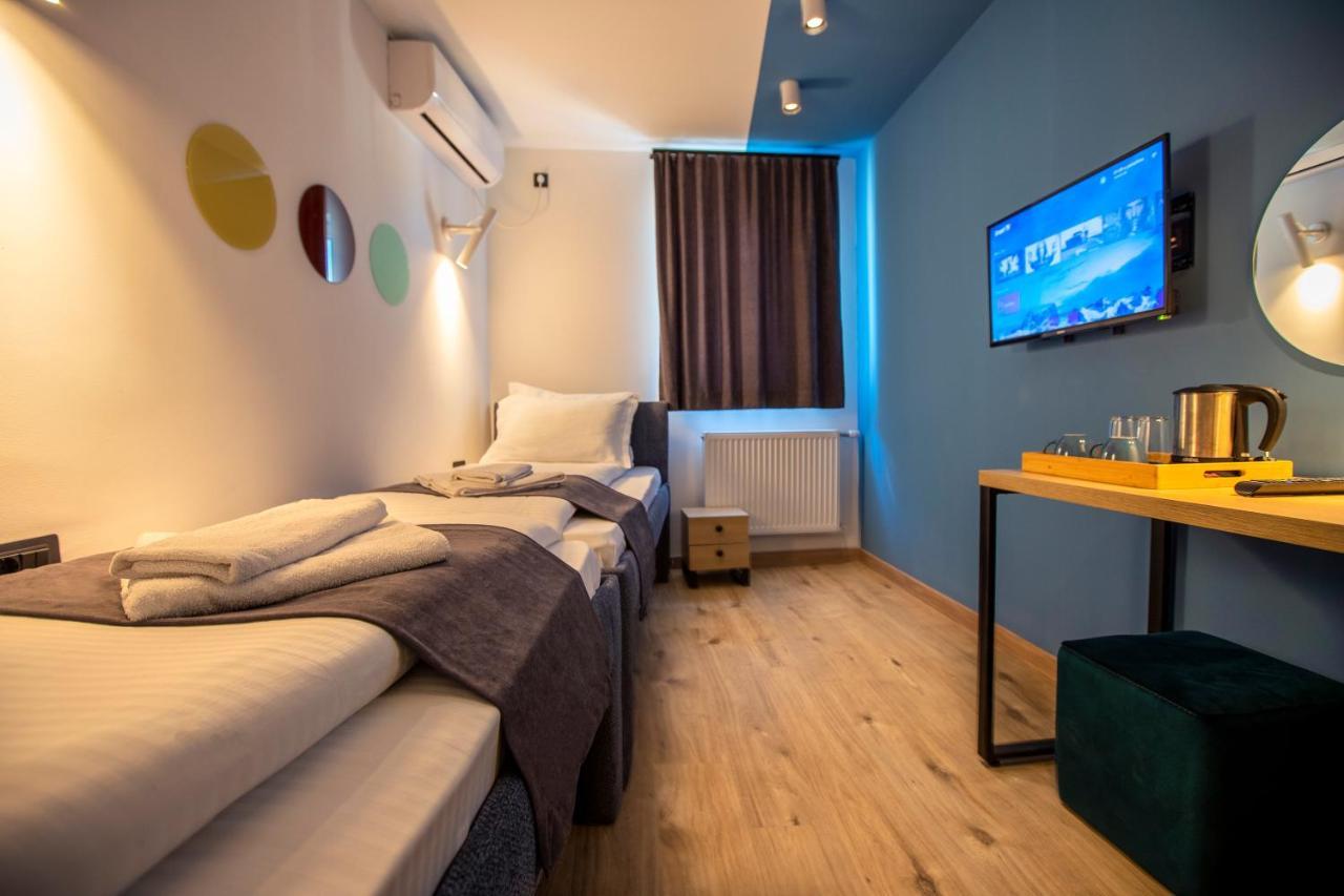 Hotel 4 Llulla Pristina Exteriör bild