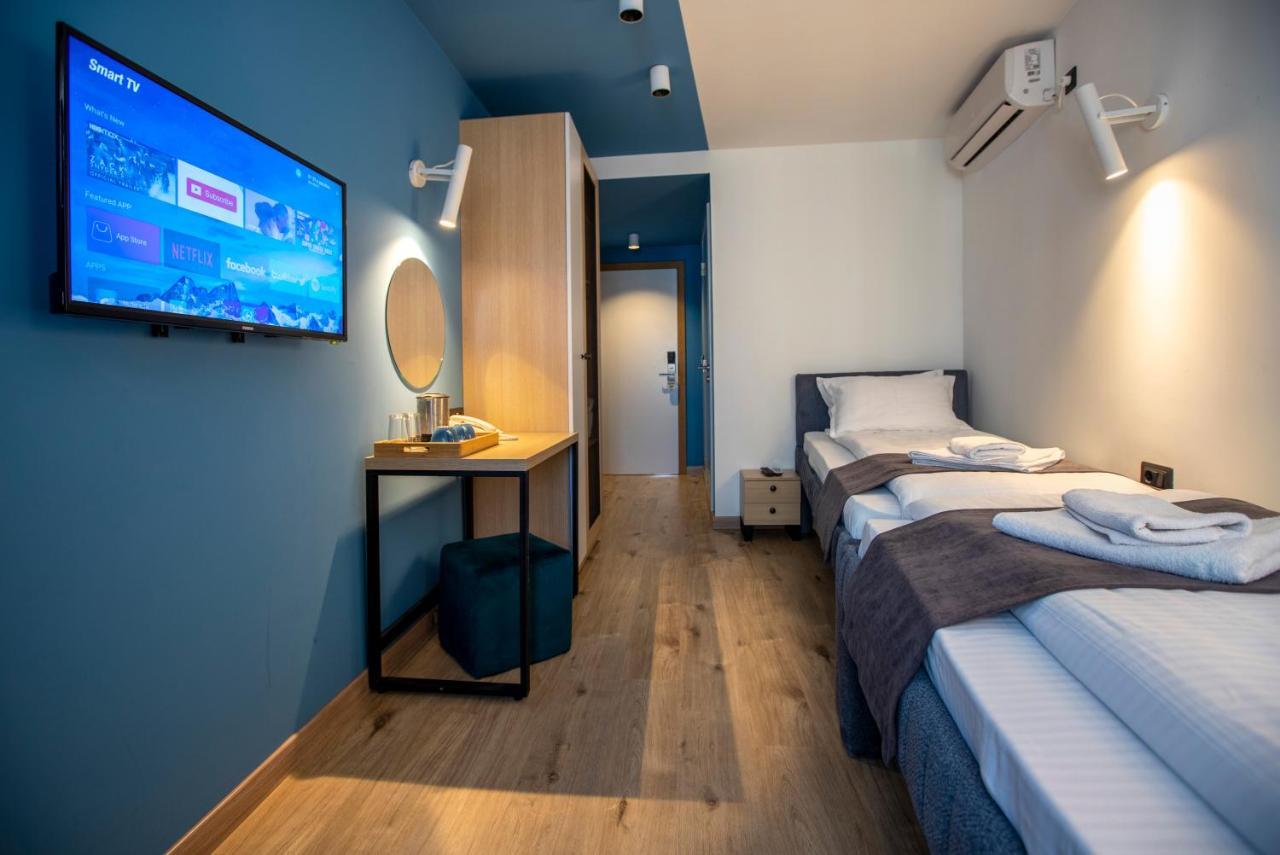 Hotel 4 Llulla Pristina Exteriör bild
