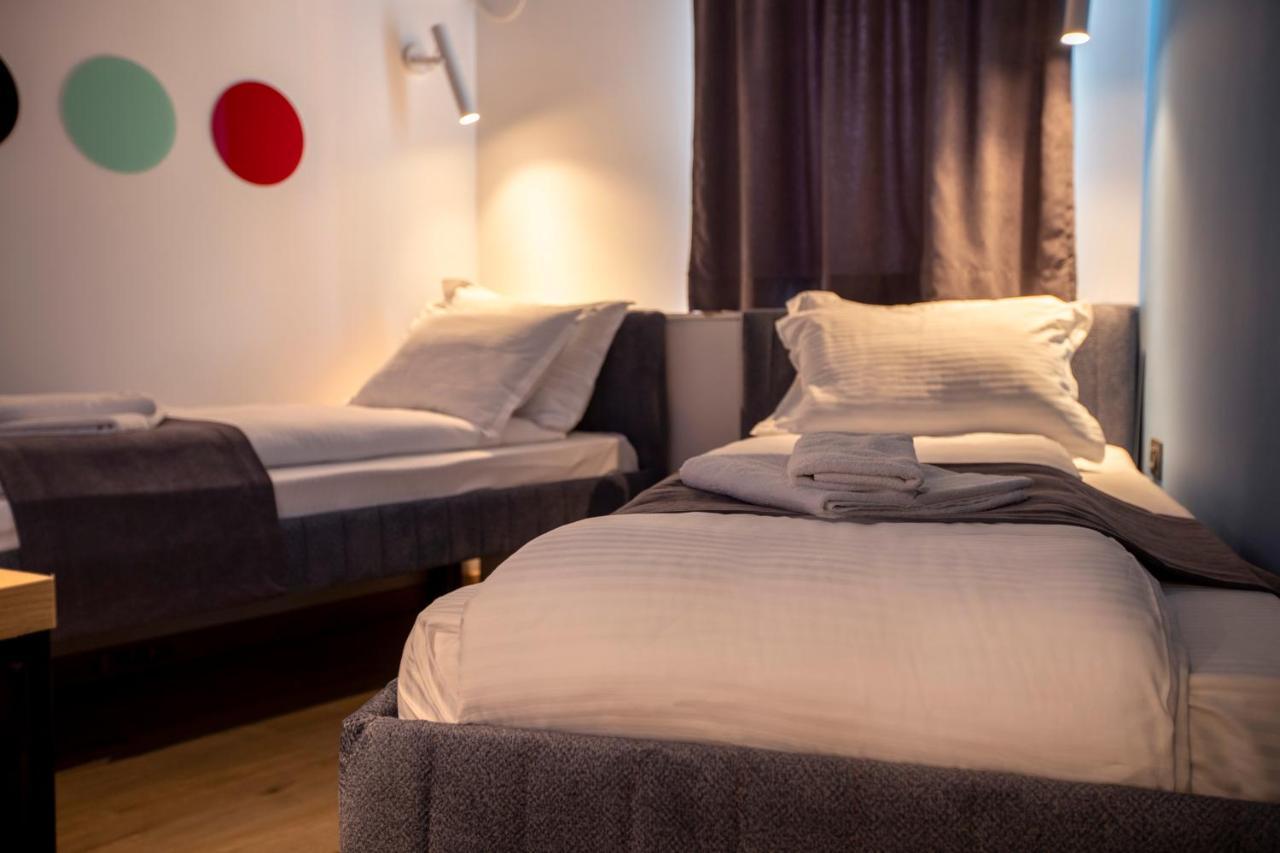 Hotel 4 Llulla Pristina Exteriör bild