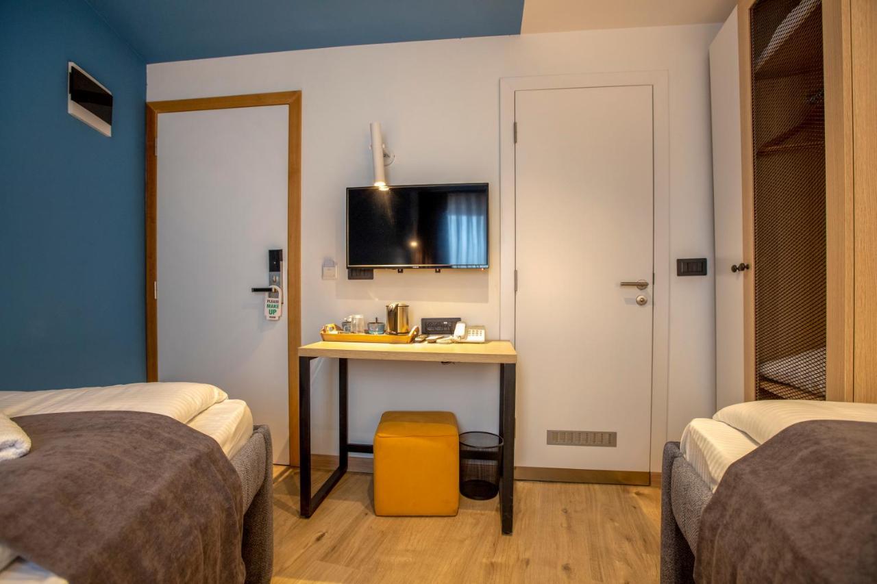 Hotel 4 Llulla Pristina Exteriör bild