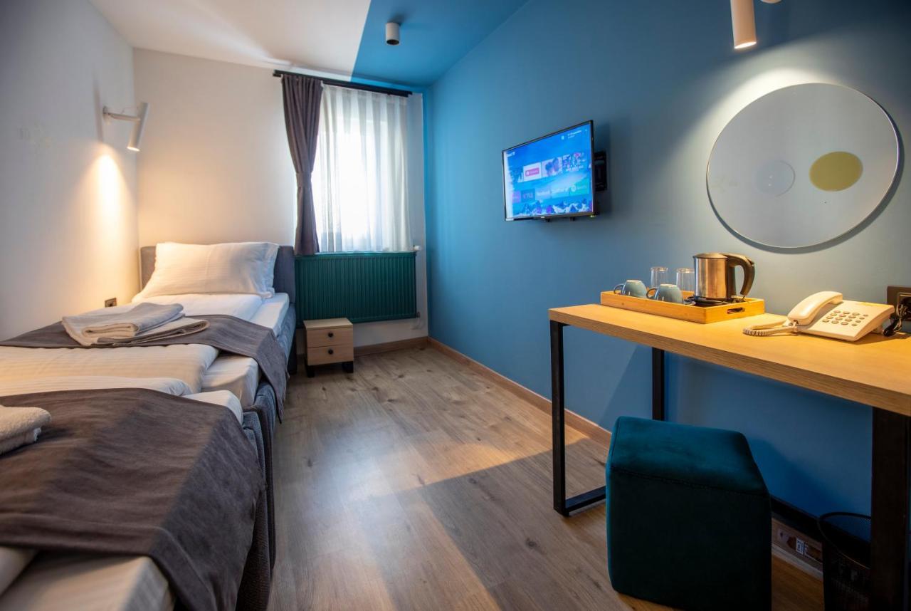 Hotel 4 Llulla Pristina Exteriör bild