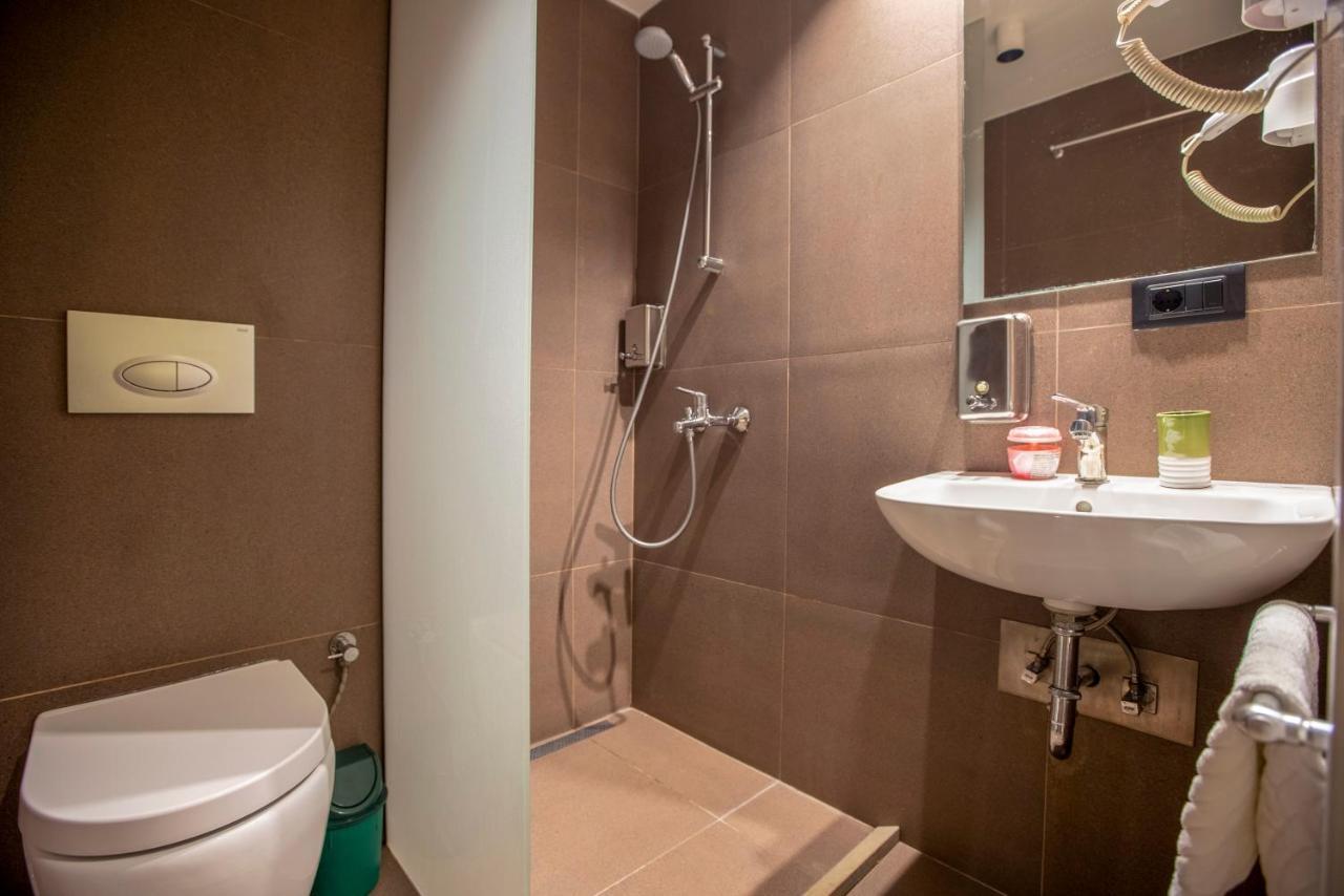 Hotel 4 Llulla Pristina Exteriör bild