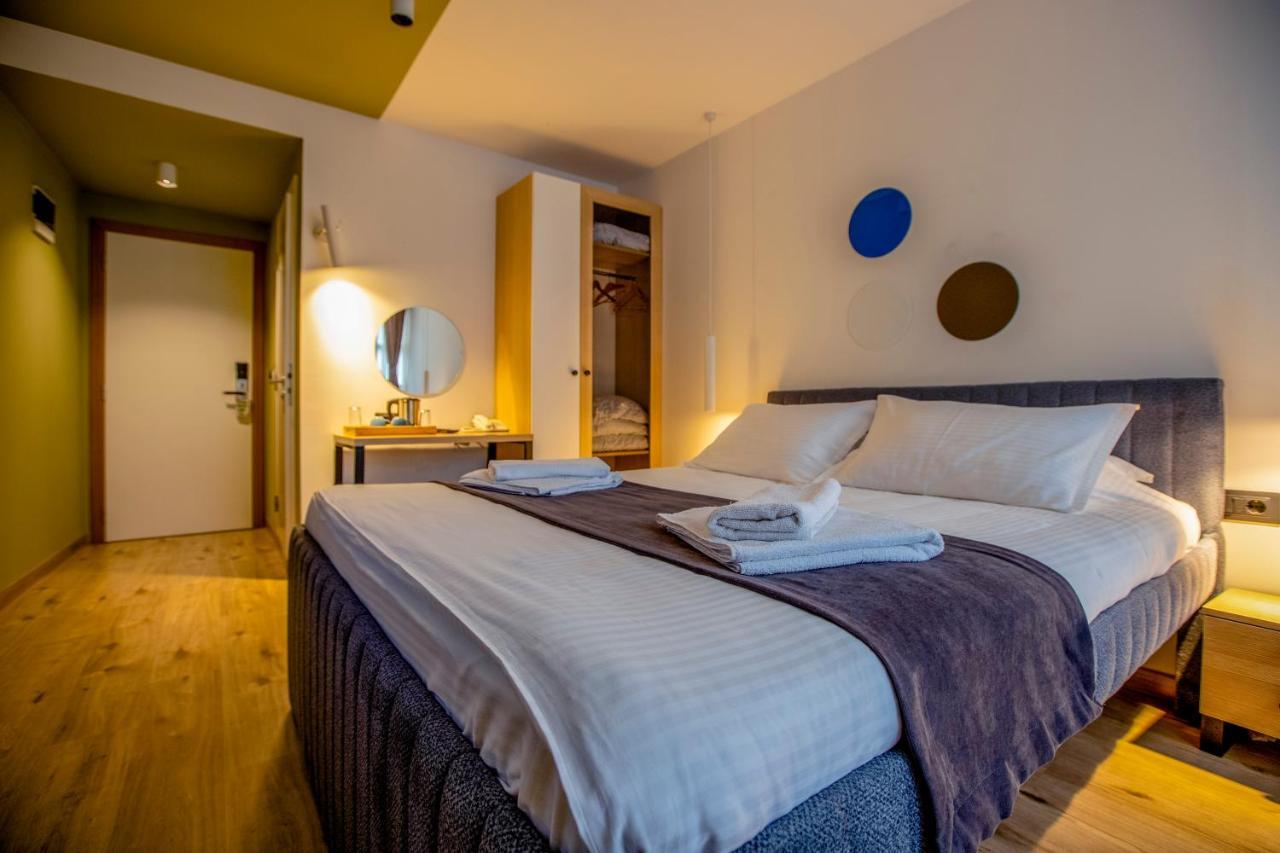Hotel 4 Llulla Pristina Exteriör bild