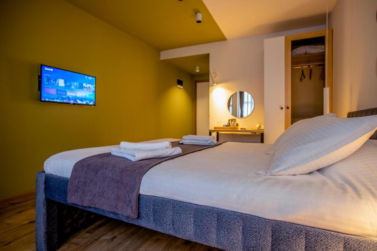 Hotel 4 Llulla Pristina Exteriör bild
