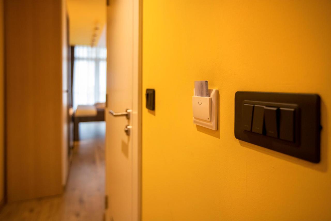 Hotel 4 Llulla Pristina Exteriör bild