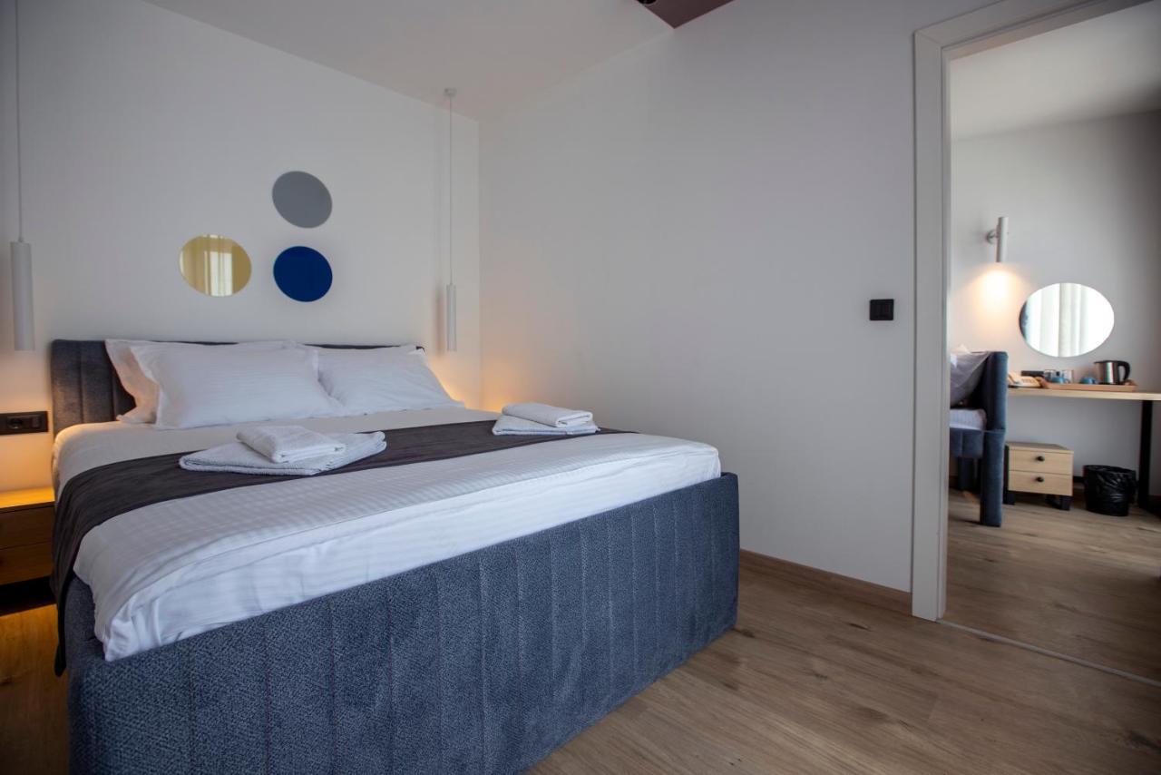 Hotel 4 Llulla Pristina Exteriör bild