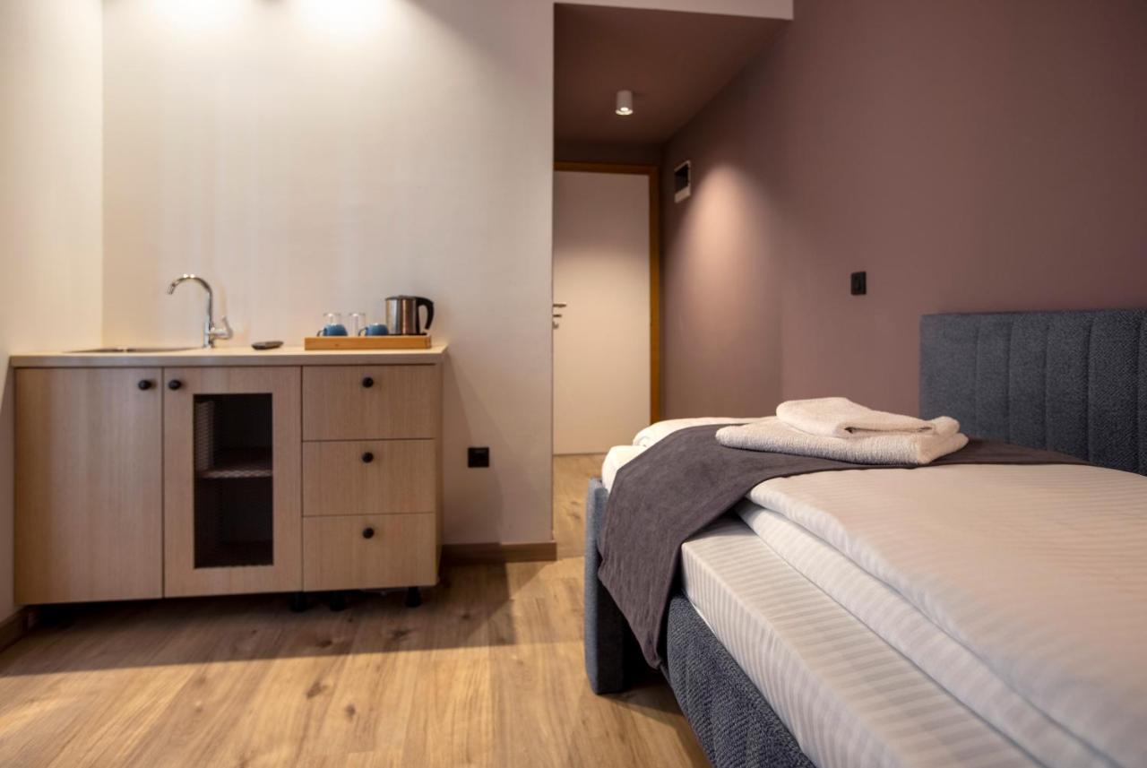 Hotel 4 Llulla Pristina Exteriör bild
