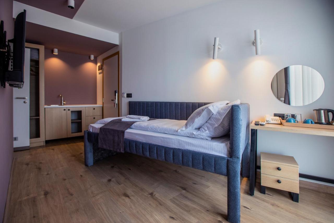 Hotel 4 Llulla Pristina Exteriör bild