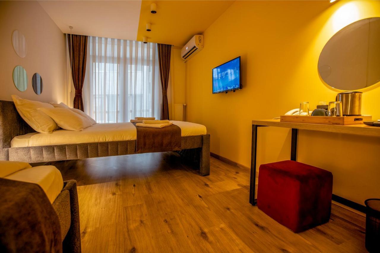 Hotel 4 Llulla Pristina Exteriör bild