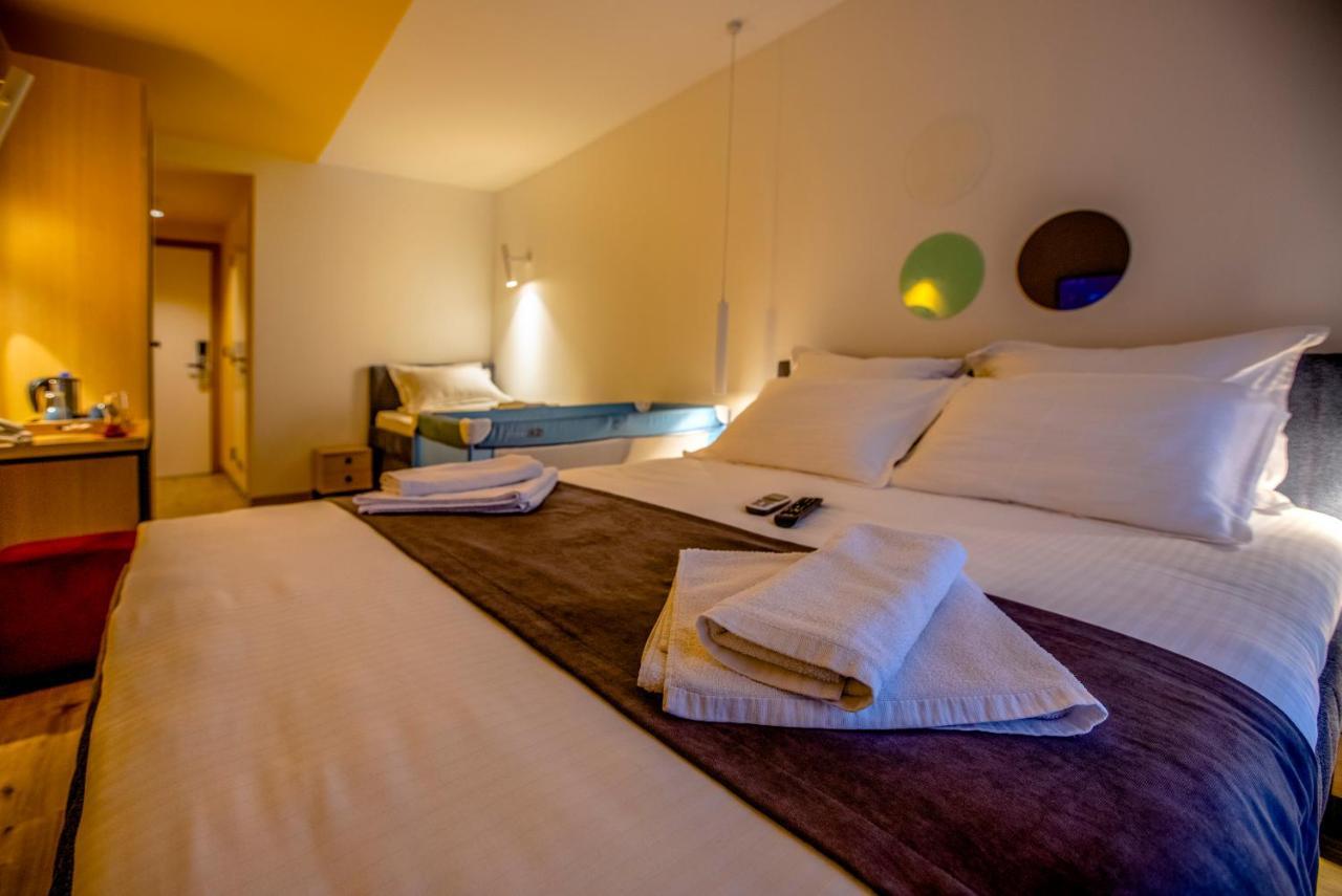 Hotel 4 Llulla Pristina Exteriör bild