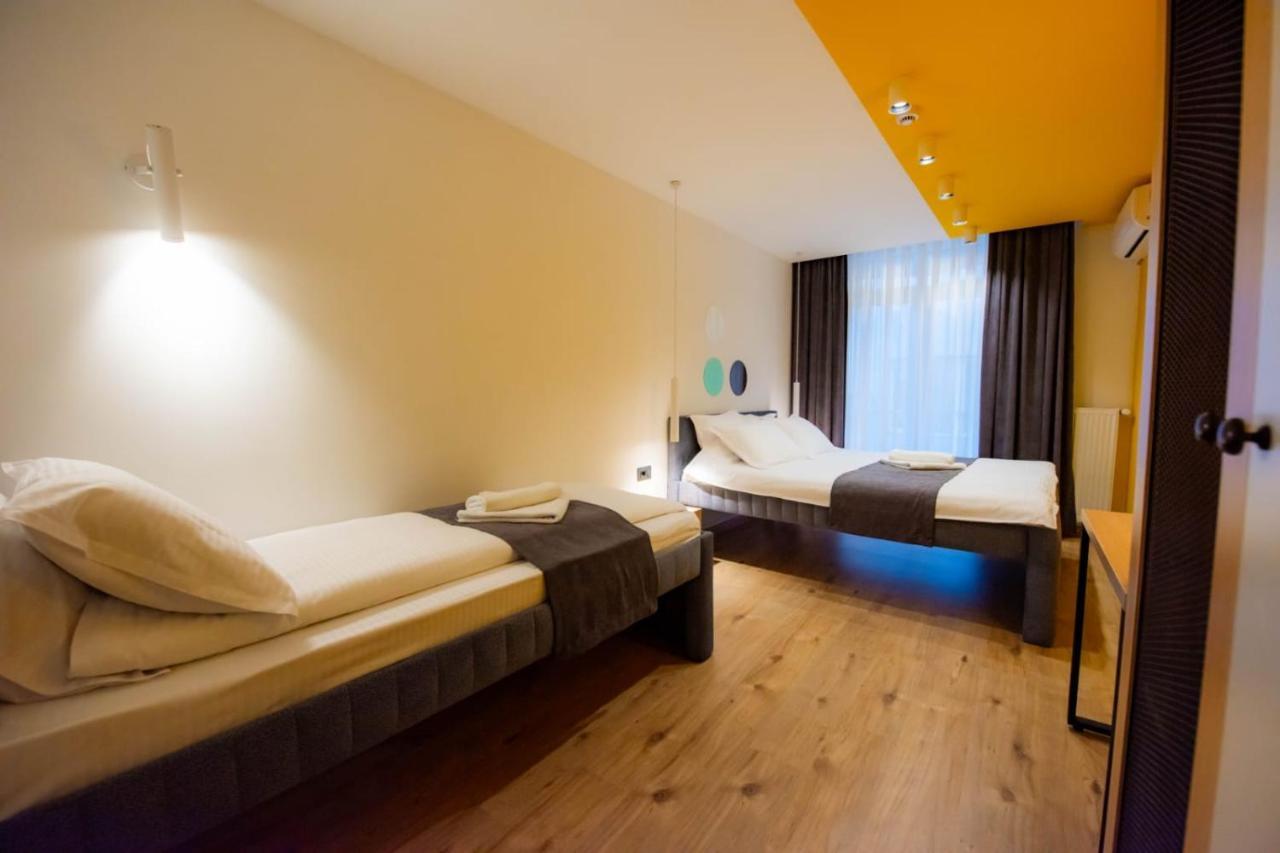 Hotel 4 Llulla Pristina Exteriör bild