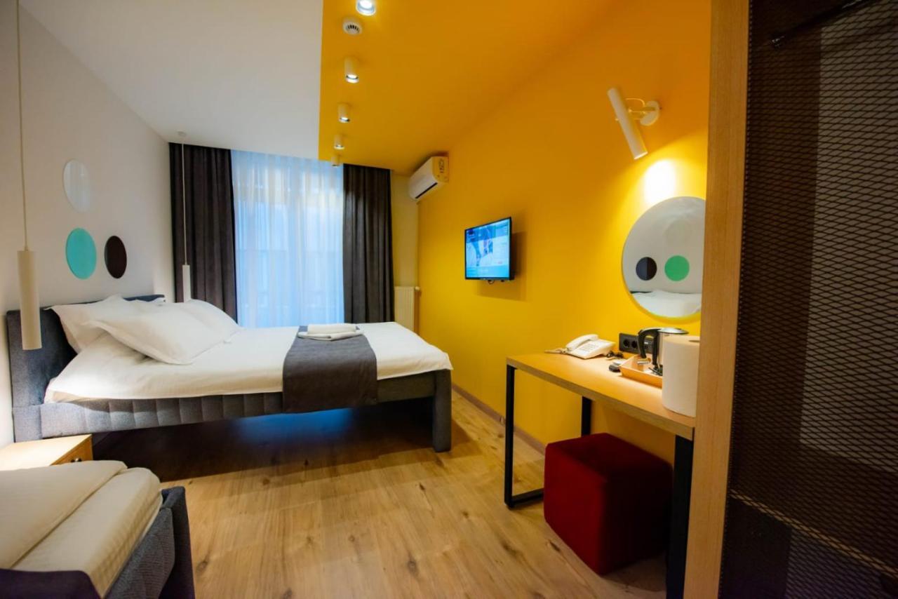 Hotel 4 Llulla Pristina Exteriör bild