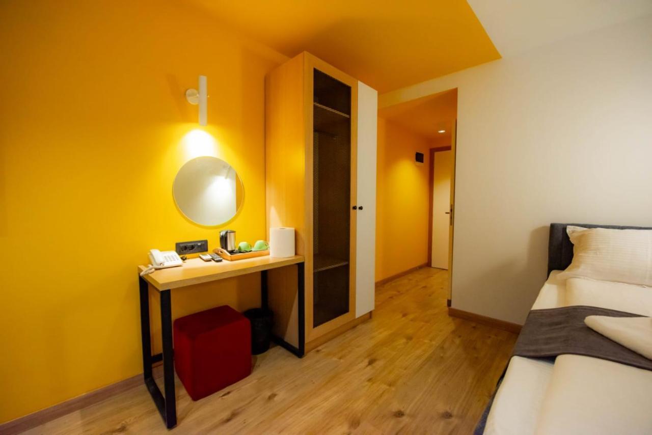 Hotel 4 Llulla Pristina Exteriör bild